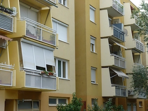 Kecskemét belvárosi, 2 szobás, első emeleti, erkélyes, fűtéskorszerűsített lakás eladó