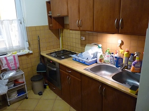 Kecskemét belvárosi, 2 szobás, első emeleti, erkélyes, fűtéskorszerűsített lakás eladó - kép 2