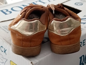 39es  karamellbarna velúr hatású női sneaker 3000ft óbuda széles, szalagszerű fűzőkkel és fényes, te - kép 3