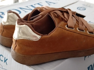39es  karamellbarna velúr hatású női sneaker 3000ft óbuda széles, szalagszerű fűzőkkel és fényes, te - kép 2