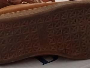 39es  karamellbarna velúr hatású női sneaker 3000ft óbuda széles, szalagszerű fűzőkkel és fényes, te - kép 4