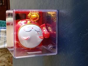 piros színű, átlátszó műanyag dobozba zárt napelem működtetésű maneki-neko (Szerencsehozó Macska) fi - kép 3