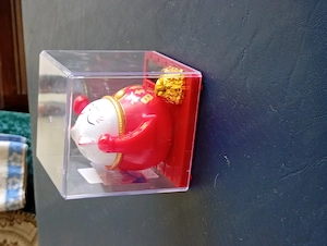 piros színű, átlátszó műanyag dobozba zárt napelem működtetésű maneki-neko (Szerencsehozó Macska) fi - kép 2