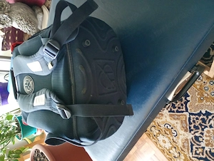 kék és piros színű, focis mintás Budmil merevfalú ergonomikus iskolatáska előlapján egy focilabdát á - kép 4