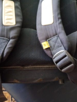 kék és piros színű, focis mintás Budmil merevfalú ergonomikus iskolatáska előlapján egy focilabdát á - kép 5
