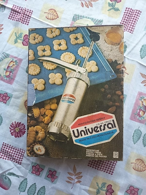 Universal márkájú retró fém tésztaformázó  konyhai gép (kekszkinyomó)
