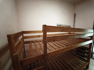 Fenyő emeletes ágy matracokkal együtt fekvő felület 80 x  200 cm kép szerinti állapot kompletten 55  - kép 3