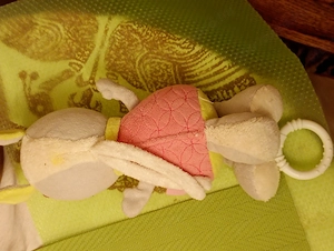 Babydream márkájú, rózsaszín-sárga ruhás, őzike zenélő plüssjáték 2000ft óbuda személyes átvétel óbu - kép 3