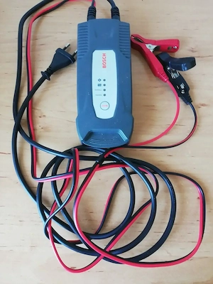 Bosch akkumlátor töltő