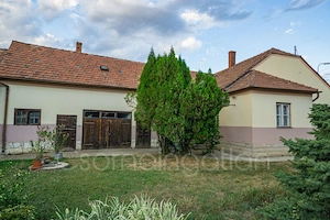 Csorna - Frekventált helyen 3 hálószoba + nappalis családi ház ELADÓ