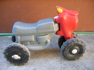 Műanyag gyermek kismotor eladó.