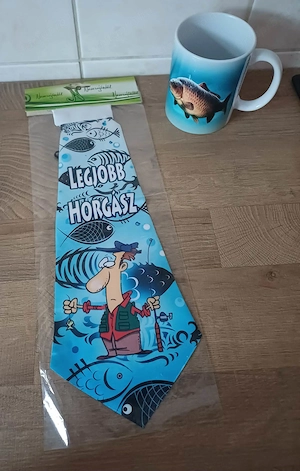 Legjobb horgász vicces nyakkendő, ponty halas bögrével eladó, ÚJ!
