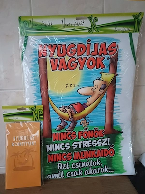 Nyugdíjas vagyok vicces kötény, és kitöltésre váró vicces nyugdíjas bizonyítvánnyal eladó, ÚJ!
