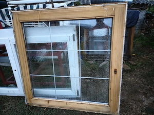 Fa bukó-nyiló disz osztott 2 réteg hőszig üveg  sz;128 m;130  cm. ár;32 ezer ft esetleg csere is.