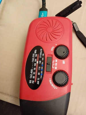 kurblis hajtókaros    Dinamós rádió power bank világitás 15000ft óbuda 36 50 1048272   3 féle töltés - kép 7