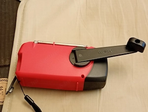 kurblis hajtókaros    Dinamós rádió power bank világitás 15000ft óbuda 36 50 1048272   3 féle töltés - kép 5