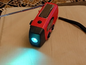 kurblis hajtókaros    Dinamós rádió power bank világitás 15000ft óbuda 36 50 1048272   3 féle töltés - kép 3