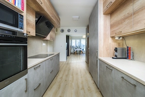 Panorámás, 3 szobás, felújított lakás Gazdagréten - kép 2