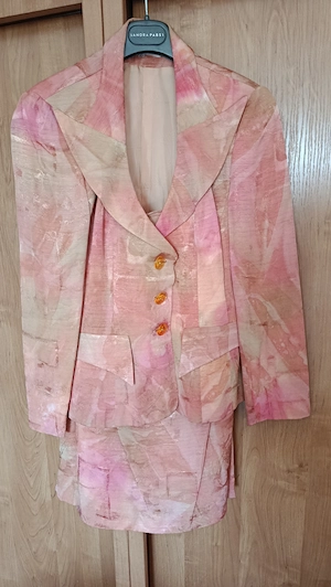 Elegáns, selyem  női kosztüm 40-es méretben eladó.