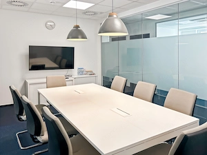 Teljes körű szolgáltatásokkal rendelkező, egylégterű irodák Önnek és csapatának HQ F99 Office