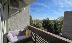Mártonhegyen, részben panorámás, erkélyes, csendes lakás eladó!