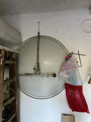Nagy méretű parabolaantenna tartószerkezettel eladó