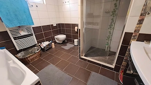 Monoron állomás közelében, 2 lakrészből álló igényes családi ház 1050 m2-es telekkel, kerti tóval - kép 4