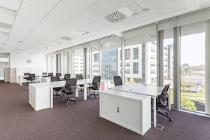40 fős privát iroda a Regus First Site központban, teljesen berendezve 