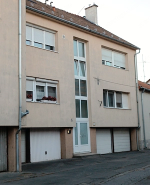 Eladó 105 m2-es, belső kétszintes társasházi Vácon a Cházár András utcában.  - kép 5